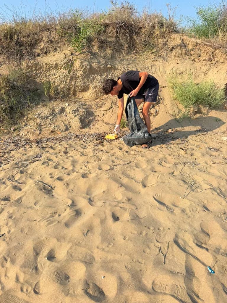 Gönüllü çevreci gençlerden oluşan ekipler sahil temizlik çalışmalarına devam ediyor