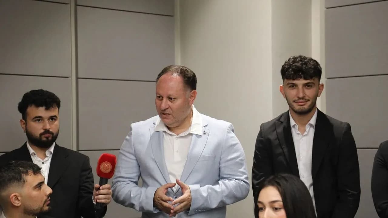 Öztürkler: Gençlerimizin beklentisi ülkelerine hizmettir