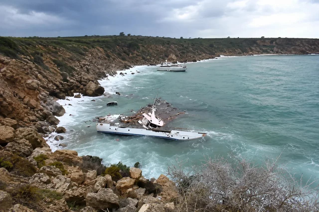 Güney Kıbrıs’ta üç tekne kayalıklara çarptı: 1 ölü, 2 yaralı