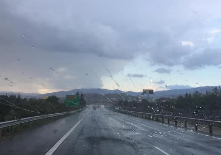 Rum polisi şiddetli yağış nedeniyle Lefkoşa-Limasol otoyolundaki sürücüleri uyardı