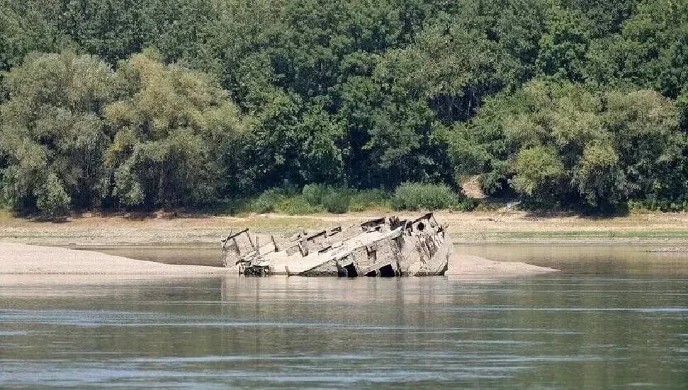 Sırbistan'da Tuna Nehri'nin su seviyesinin düşmesiyle savaş gemisi enkazı yeniden ortaya çıktı