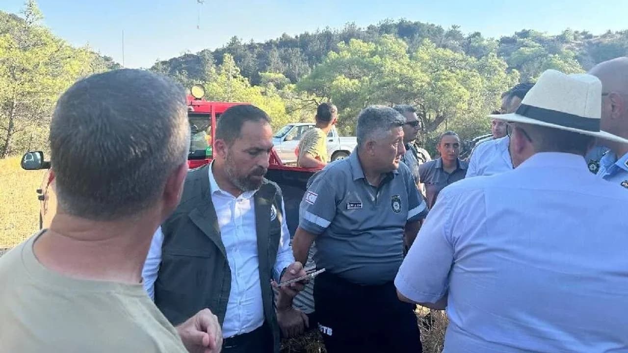 Bakan Çavuş, yangın bölgesine giderek çalışmaları takip etti
