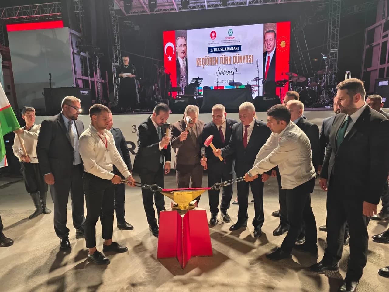 Özçınar, Keçiören’deki Türk Dünyası Şöleni’ne katıldı
