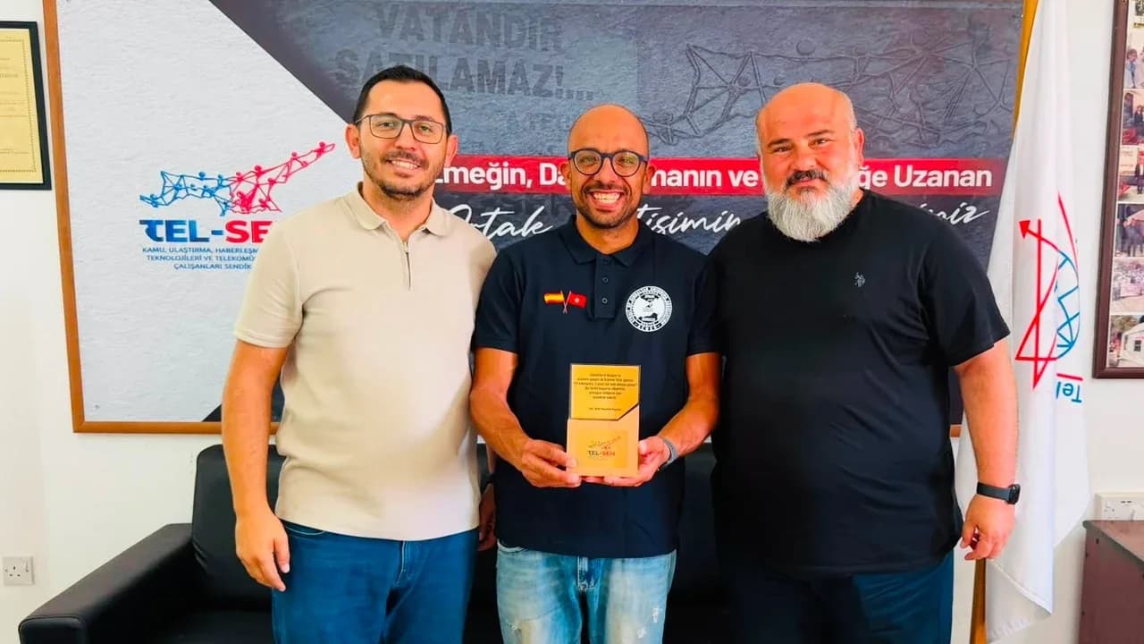 Tel-Sen'den Cebelitarık Boğazı'nı geçen ilk Kıbrıslı sporcu Hasan İlker'e plaket