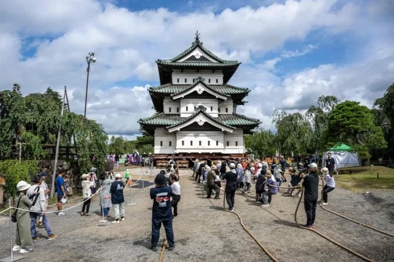 Japonya’da 400 tonluk tarihi kaleyi bin kişi halatlarla çekti