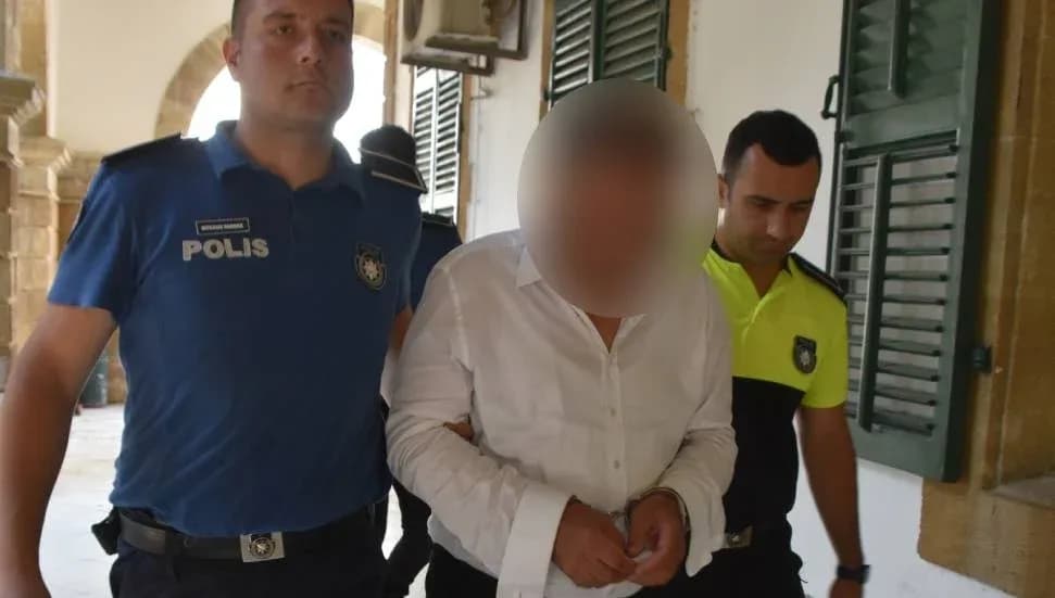 İki kutu tıraş bıçağı çalmakla itham edilen turist 3 gün tutuklu kalacak