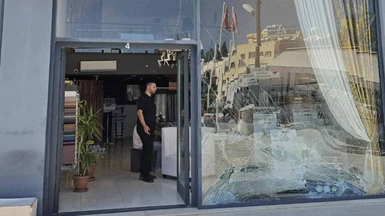 Gazimağusa'da sürücü rahatsızlandı: Araç dükkânın vitrinine çarptı