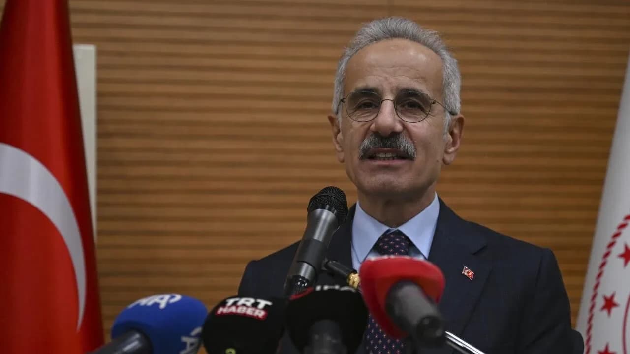 Uraloğlu: 19 yolcu için arama kurtarma çalışmaları devam ediyor