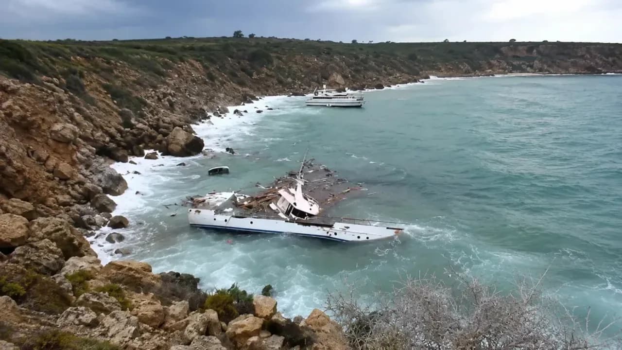 Güney Kıbrıs’ta üç tekne kayalıklara çarptı: 1 ölü, 2 yaralı