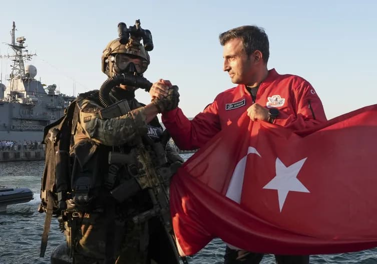 Selçuk Bayraktar, SAT ve SAS komandolarıyla bir araya geldi