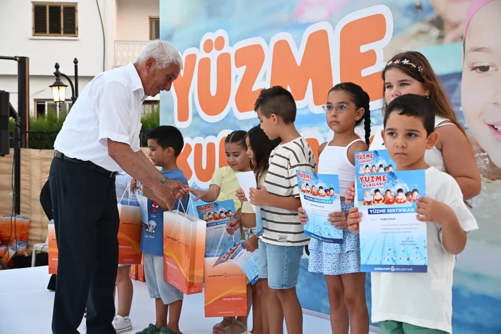 Güzelyurt Belediyesi’nin düzenlediği yüzme kursunu tamamlayan çocuklar sertifikalarını aldı