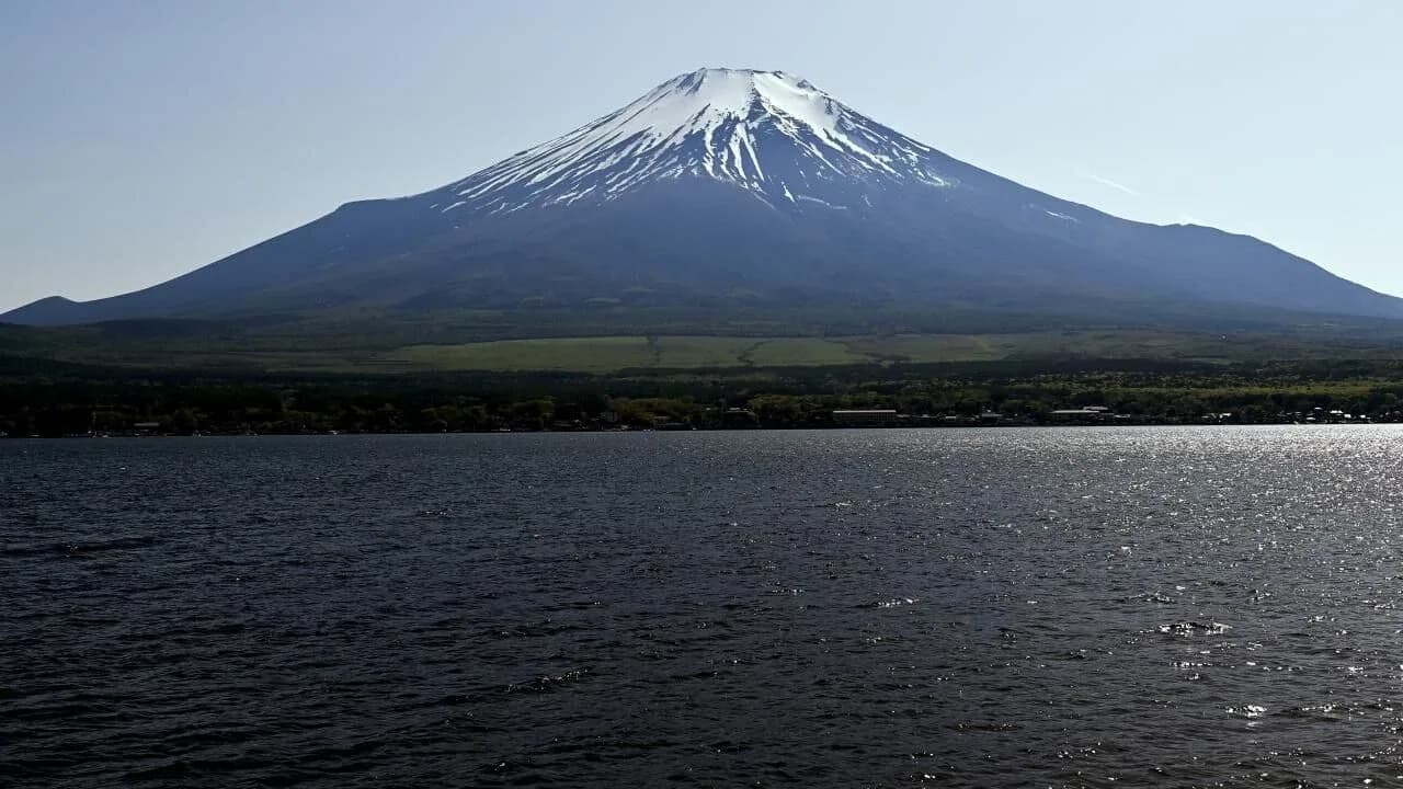 Japonya'da bir baba, Fuji Dağı'na tırmanmak için 7 yaşındaki çocuğunu 2 bin metrede yalnız bıraktı