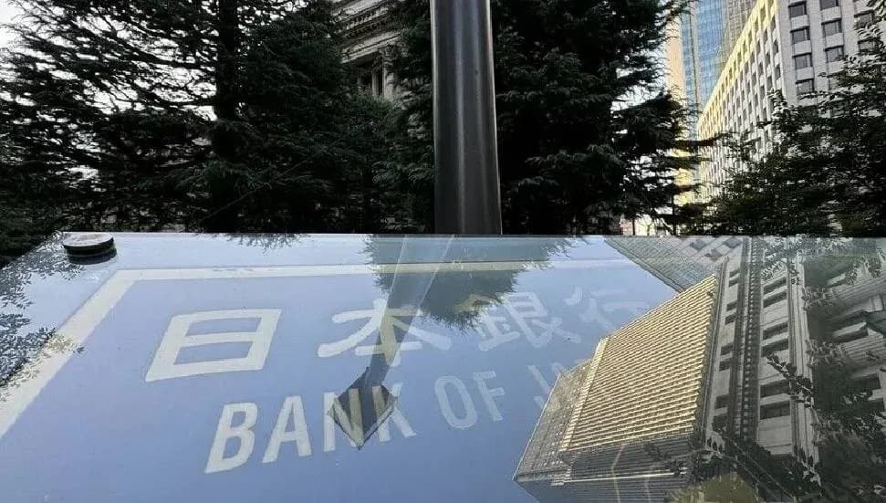 Japonya'da düşük büyüme ile yüksek enflasyonun BoJ'u ve hükümeti ikilemde bırakabileceği öngörülüyor
