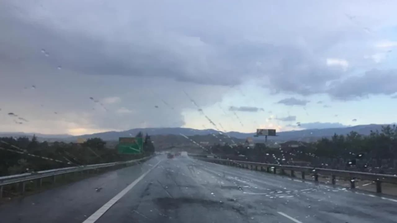 Rum polisi şiddetli yağış nedeniyle Lefkoşa-Limasol otoyolundaki sürücüleri uyardı!