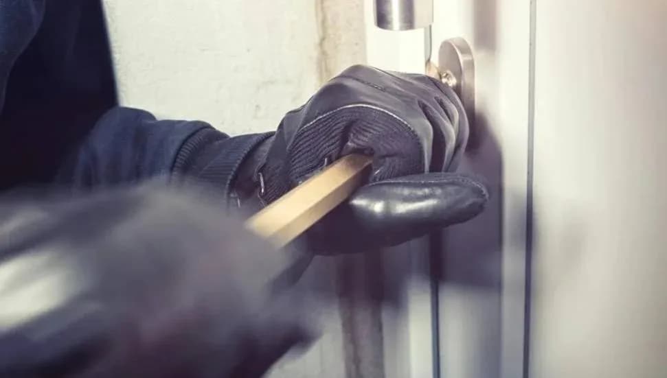 Baf’ta gençlerden gece boyu vandalizm ve hırsızlık