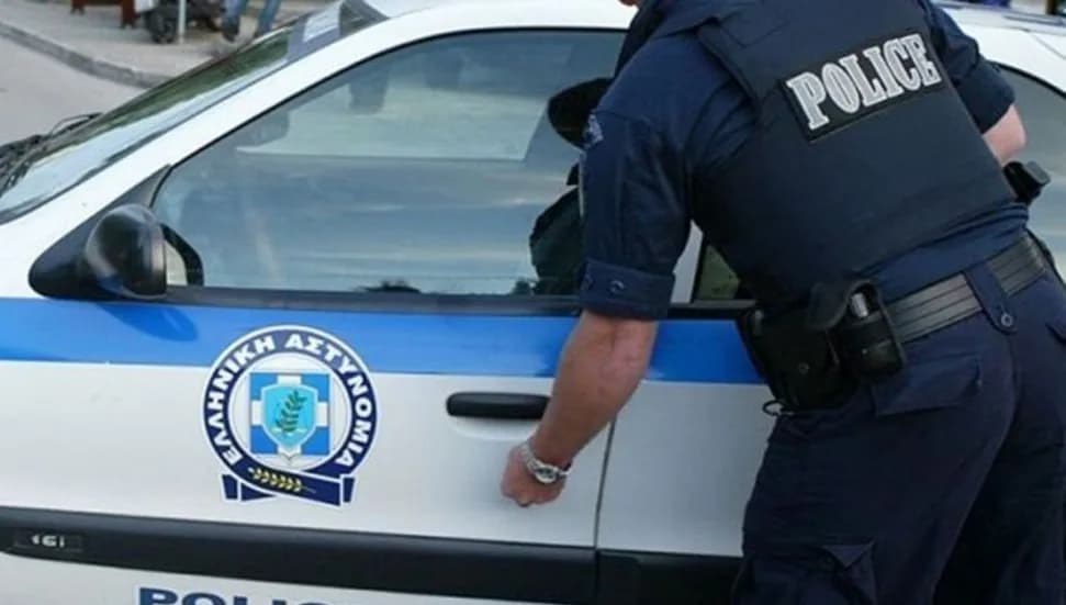 Güney Kıbrıs'ta ikamet izinsiz 40 kişi tutuklandı: Cephanelik ele geçirildi