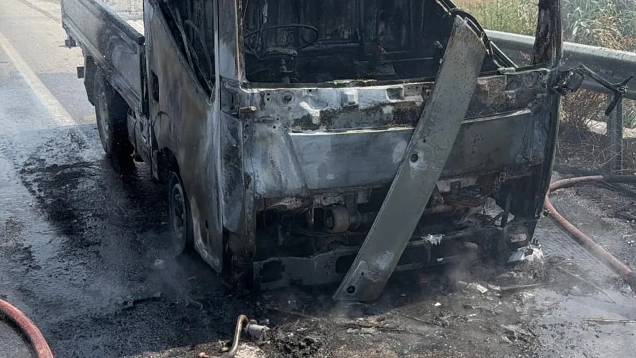 Gazimağusa-Lefkoşa Anayolu’nda seyir halindeki kamyonet yandı