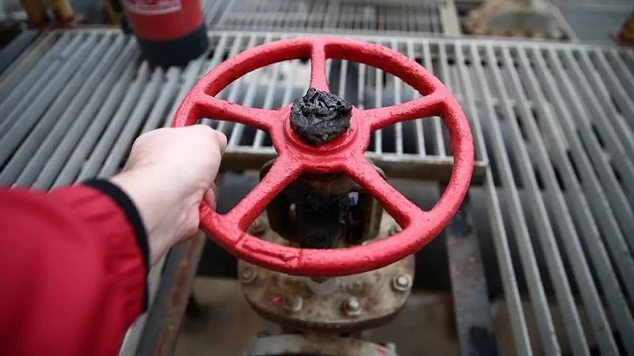 Petrol belirsizlikle yükseldi