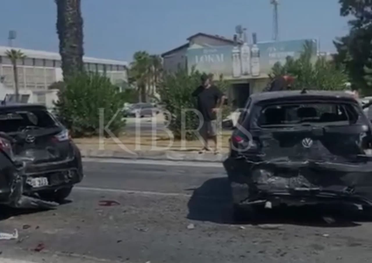 Lefkoşa’da zincirleme trafik kazası: Biri ağır 3 yaralı