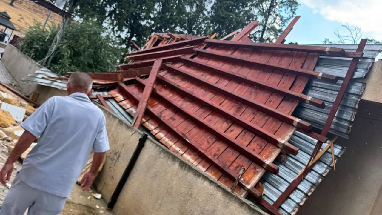 Fırtına Altınova ve Kuzucuk’u vurdu: Direkler devrildi, yangın çıktı