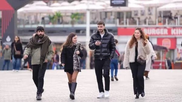 Genç Kıbrıslılar adadan gidiyor: İşsizlik düşüyor, beyin göçü sürüyor