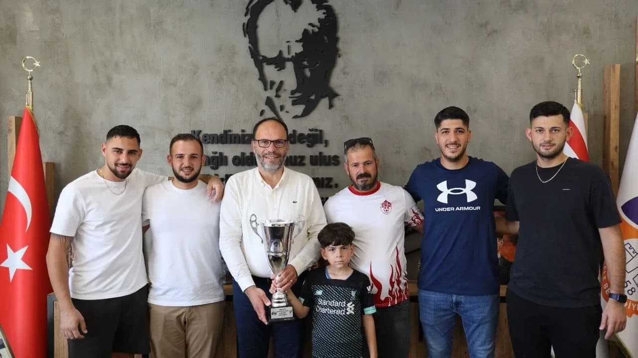 Şampiyonluk kupası Başkan Sadıkoğlu'na getirildi