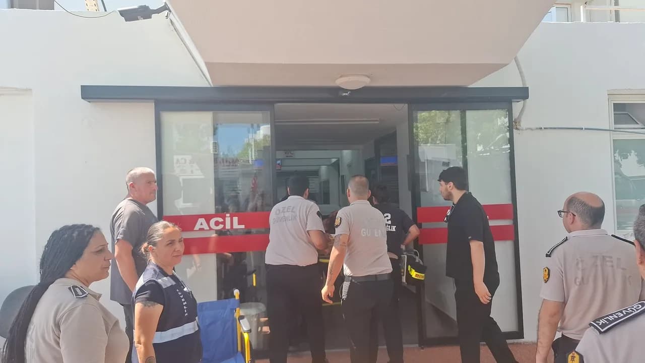 Yaralılar hastaneye sevk ediliyor