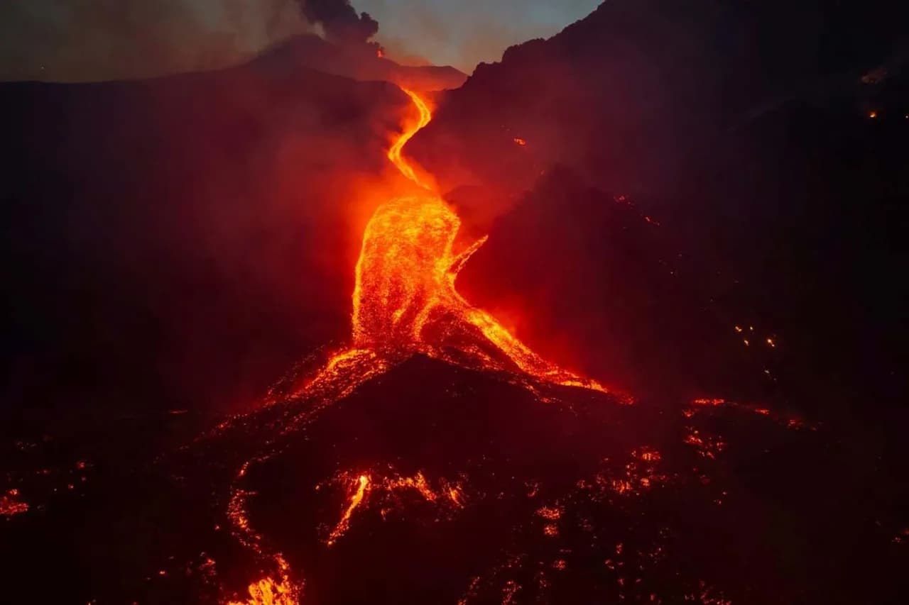 Etna’nın külleri hava trafiğini vurdu, uçuşlar durduruldu!