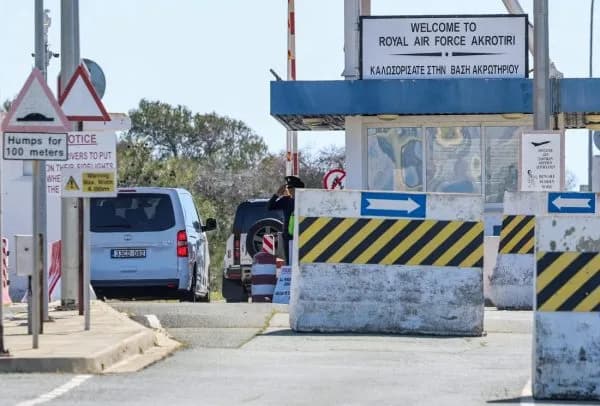 ⁠Akrotiri’de yeni antenlere karşı protesto: İngiliz Üsleri ek arazi istiyor