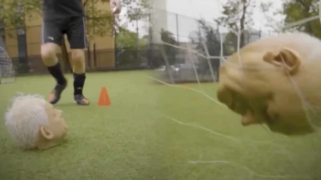 ABD’li aktivistler, Netanyahu’nun replika kafasıyla halı sahada futbol oynadı!