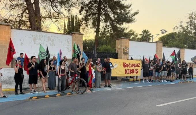 Bağımsız Kıbrıs için sokaktaydılar: “Üslere, ordulara ve dış müdahalelere son”