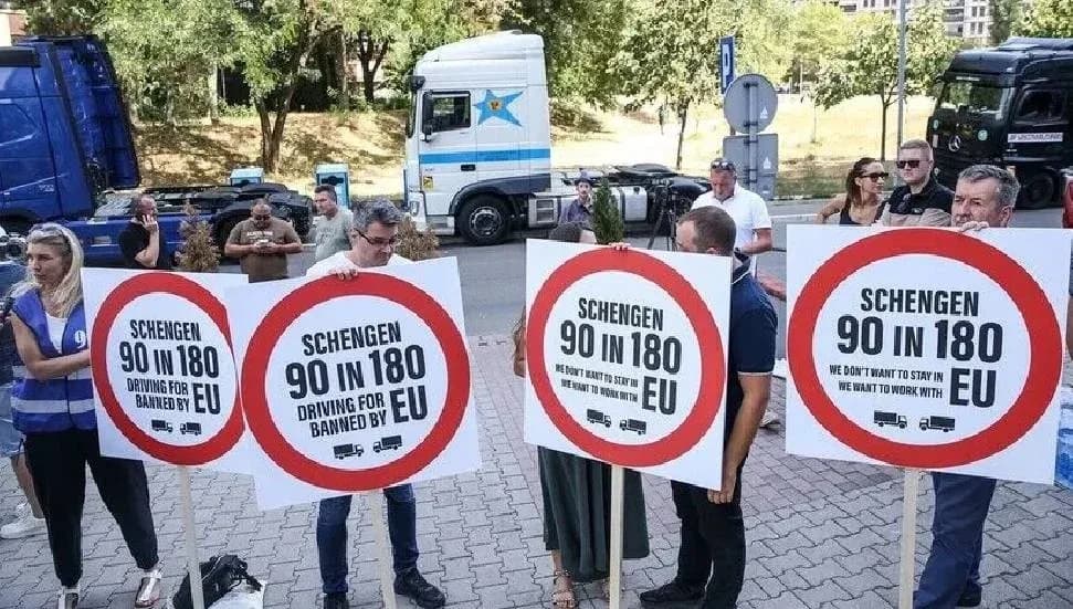 Balkanlar'daki kamyon ve TIR şoförleri, AB'nin geçiş kurallarını protesto etti