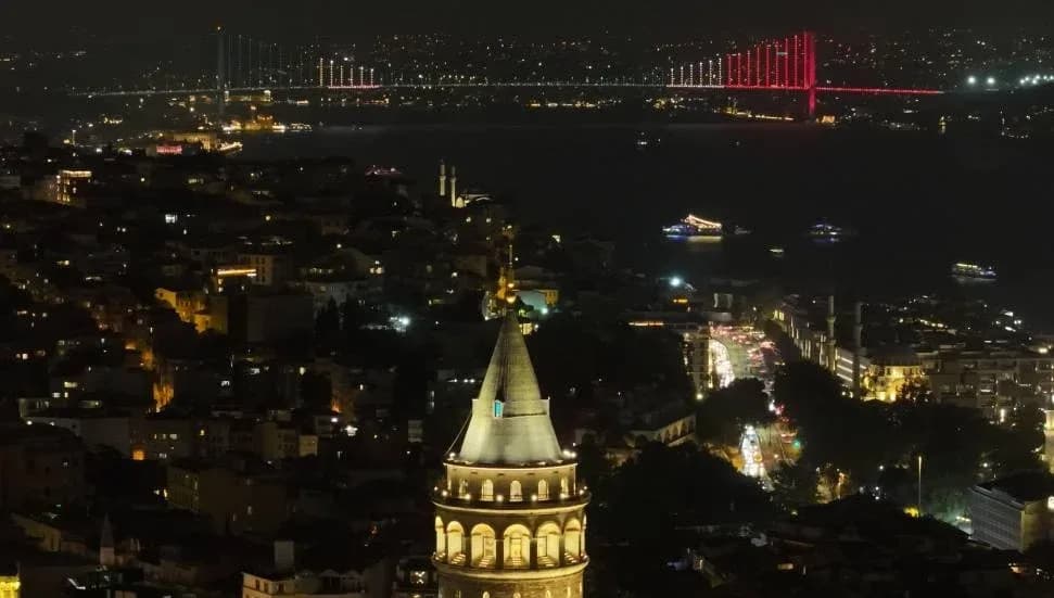 İletişim Başkanlığından Mekke Anlaşması’na özel kampanya: Simge yapılar bu anlaşma için ışıklandırıldı