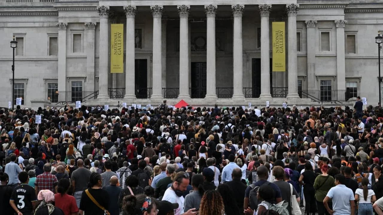 Profesörün ölümü ülkeyi ayağa kaldırdı, binlerce kişi meydanda toplandı