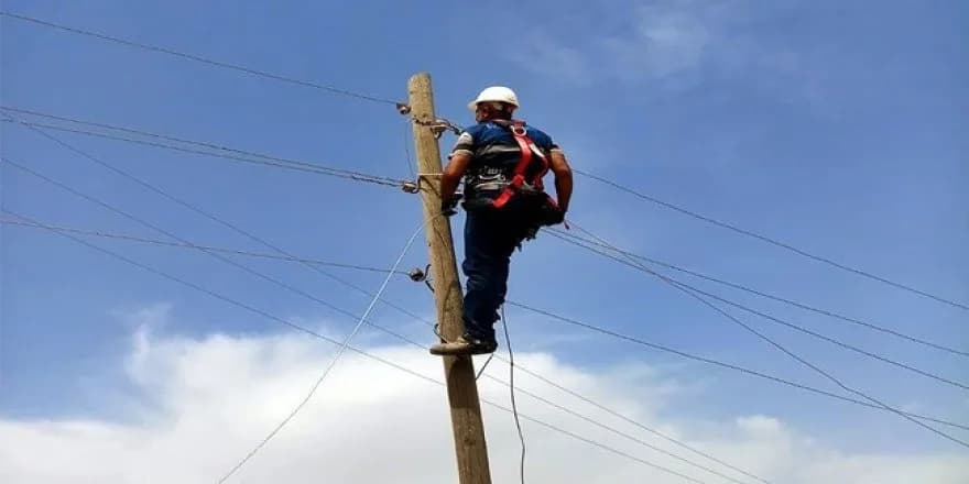İş aracı orta gerilim elektrik hatlarına çarptı, Yeni Boğaziçi ve bazı bölgelere elektrik verilemiyor