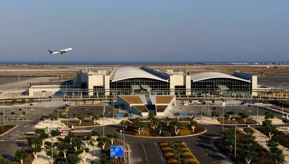 Larnaka ve Baf havalimanlarına 40 yeni otomatik pasaport kontrol noktası geliyor