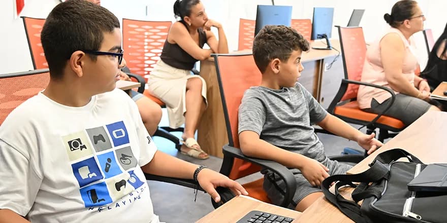 Güzelyurt’ta çocuklar için robotik kodlama kursları başladı