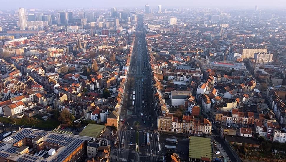 Brüksel’de polis merkezine uzun namlulu silahla ateş açıldı