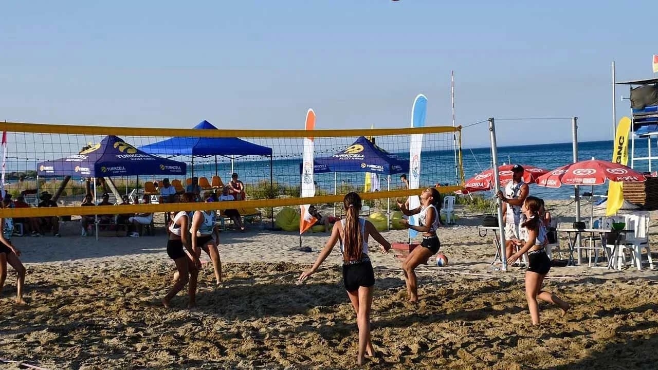 DAÜ’de 3’lü Plaj Voleybolu Turnuvası ve “Colour Fest” düzenlendi