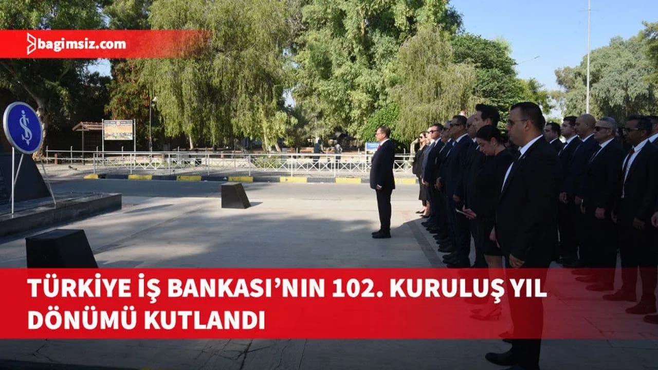 Türkiye İş Bankası çalışanları, bankanın 102. kuruluş yıl dönümünde Atatürk Anıtı'na çelenk koydu