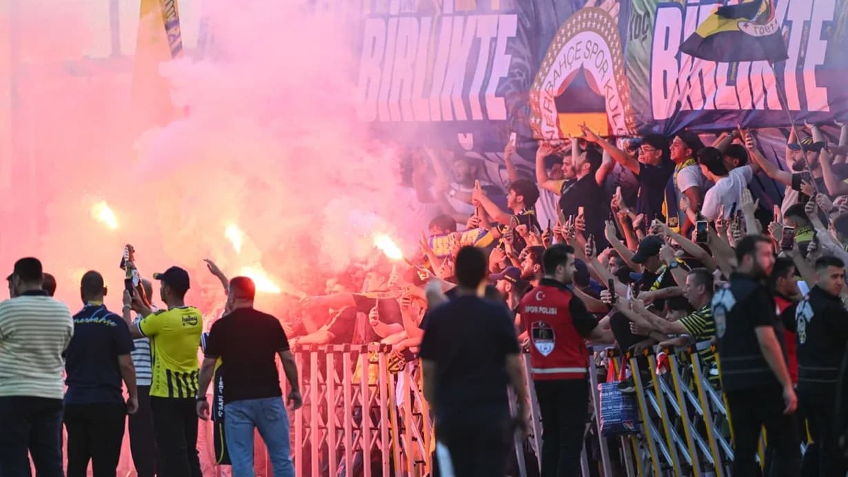Fenerbahçe, Sturm Graz maçı öncesi taraftara açık idman yaptı
