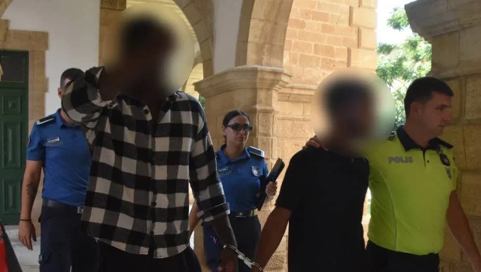 Ülkede izinsiz ikamet ettikleri belirlenen iki kaçak mahkemeye çıkarıldı