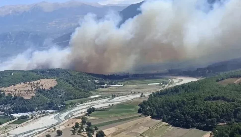 Muğla’da tarım alanında başlayan yangın Kaş’a sıçradı