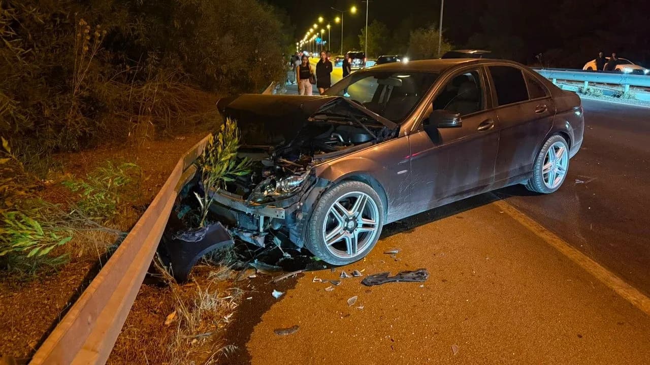 Girne-Lefkoşa Anayolunda Kaza: Bir Araç Yan Yattı