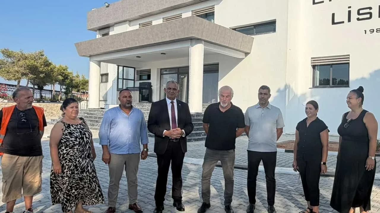 Bakan Çavuşoğlu Erenköy Lisesi’ni ziyaret etti