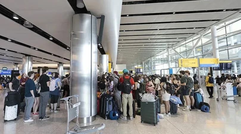 Yaklaşık 300 uçuş iptal edildi: İngiltere’de hava trafik kontrolü sisteminde arıza