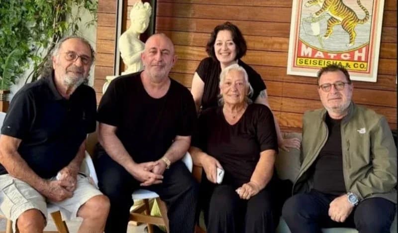 Taburcu olan Cem Yılmaz ailesiyle buluştu