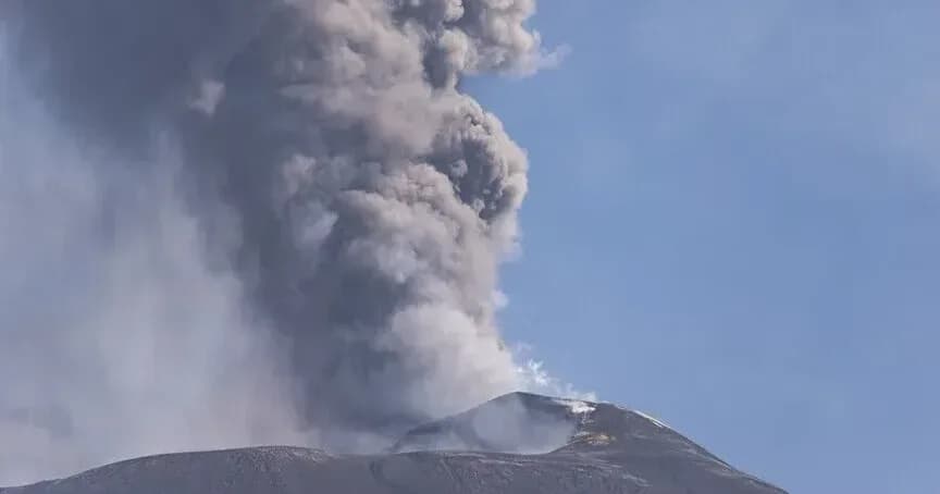 İtalya’da Etna Yanardağı’nın kül püskürtmesi hava ulaşımını olumsuz etkiledi