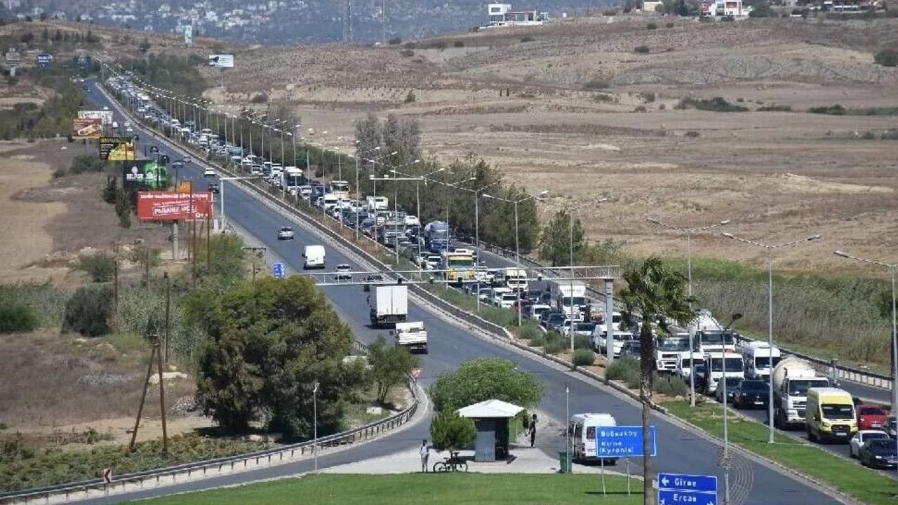 Okullar açıldı Lefkoşa sabahlarında trafik çilesi başladı