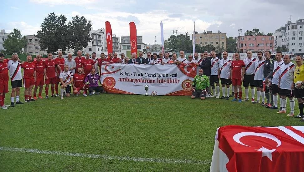 Cumhuriyet Meclisi ile TBMM'den spor ambargolarına karşı dostluk maçı